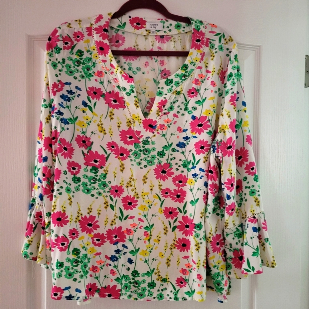 XXL White floral pull over blouse, washable rayon. Crown and Ivy